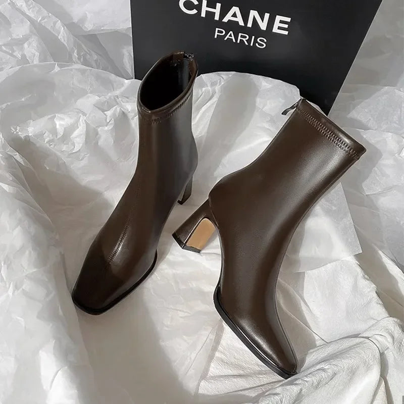 Bottes à Talons Carrés  – Élégance Minimaliste