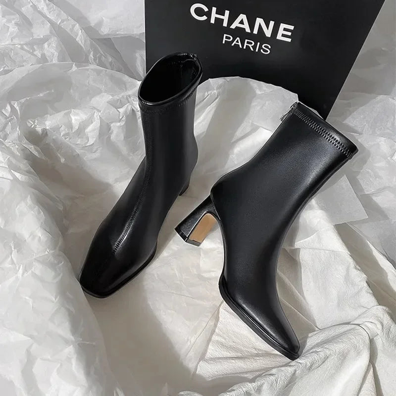 Bottes à Talons Carrés  – Élégance Minimaliste