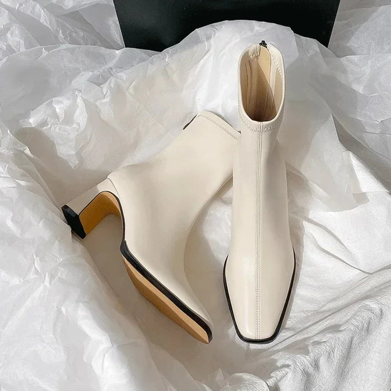 Bottes à Talons Carrés  – Élégance Minimaliste