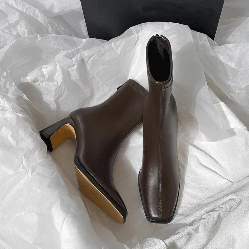 Bottes à Talons Carrés  – Élégance Minimaliste